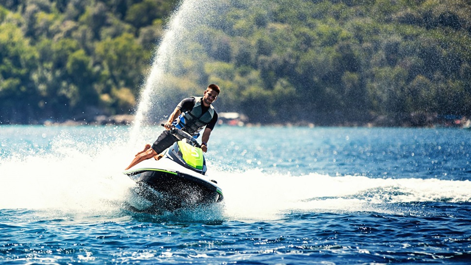 Top 6 Advantages of Renting Jet Skis